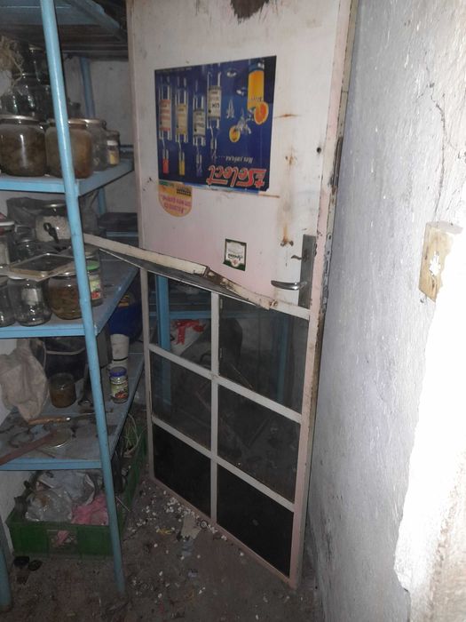 Продавам желязна врата с стъкла.