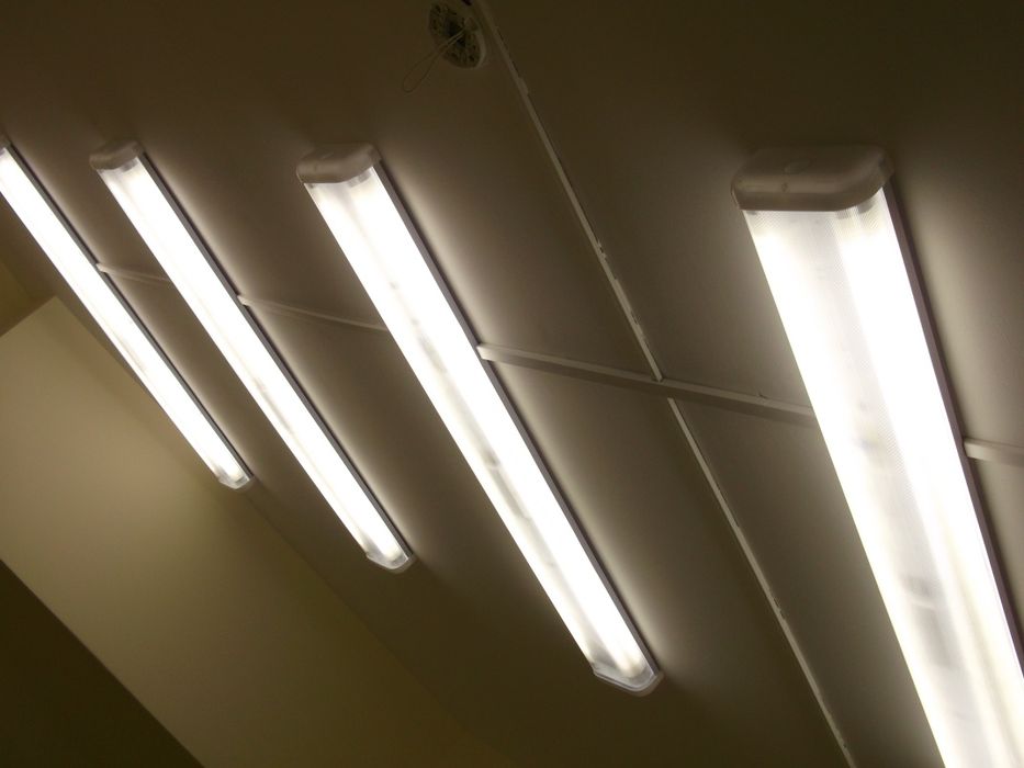 Устанавливаем люстр,бра,светильники,прожекторы,розетки,включатели.Саша