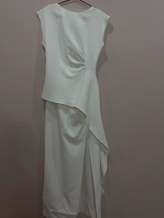 Белое платье макси с вырезом