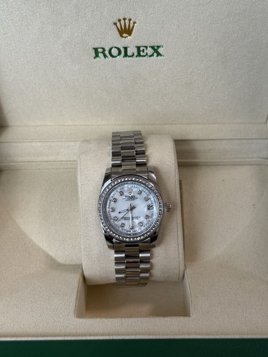 Женские часы Rolex, в подарочном каропке, с нежными элегатными камнями