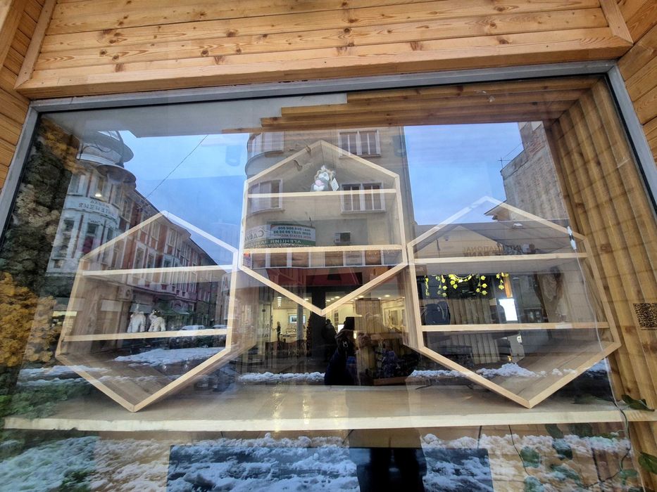 Островни и декоративни стелажи дървени