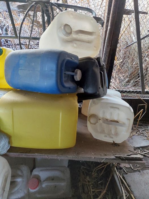 Продам пластиковые  канистры