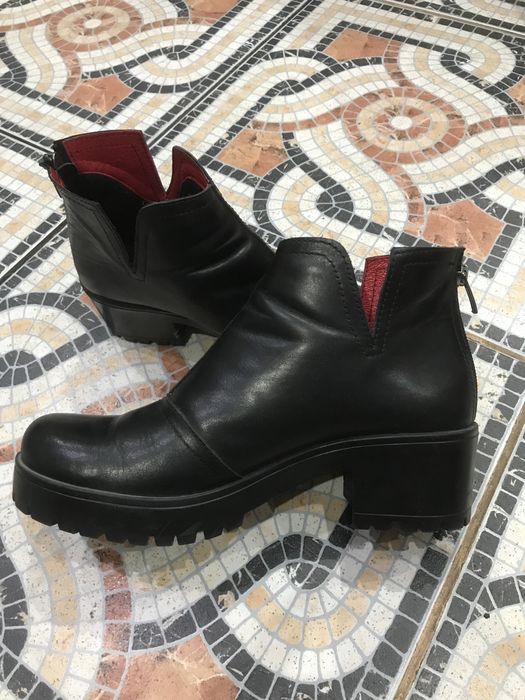 Продам ботинки женские.