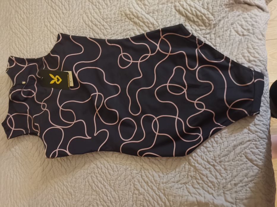 Продавам свежо боди и бански два модела и потник и бюстиета