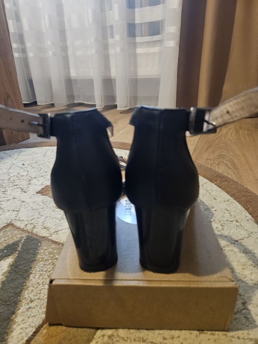 Pantofi decupati in fata