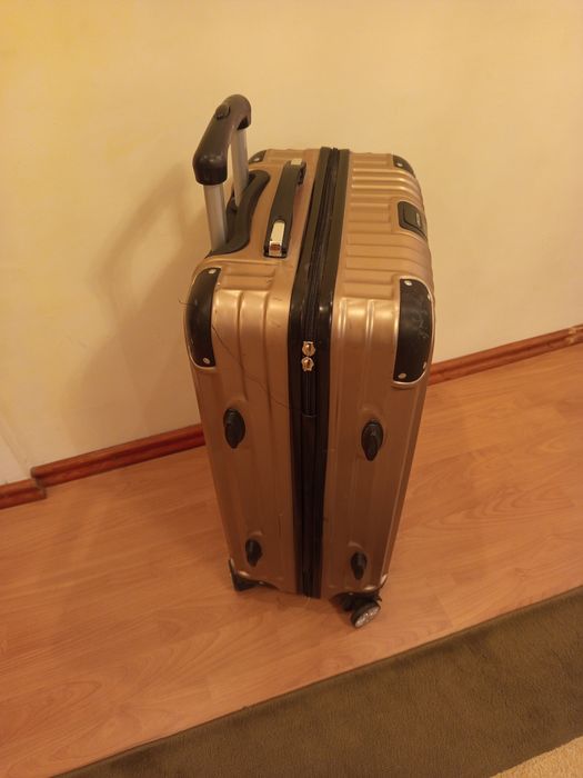 В продаже ( чемодан ) .