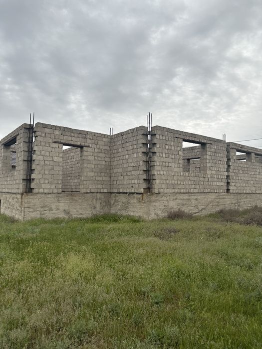 Продам недостроенный дом с участком