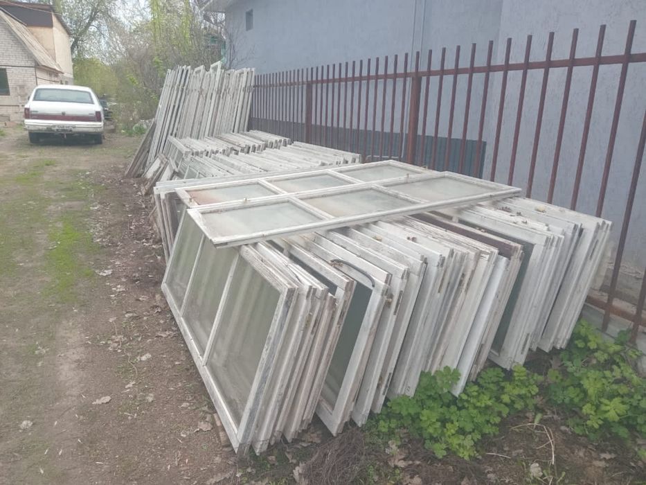 Продам оконные рамы и лес