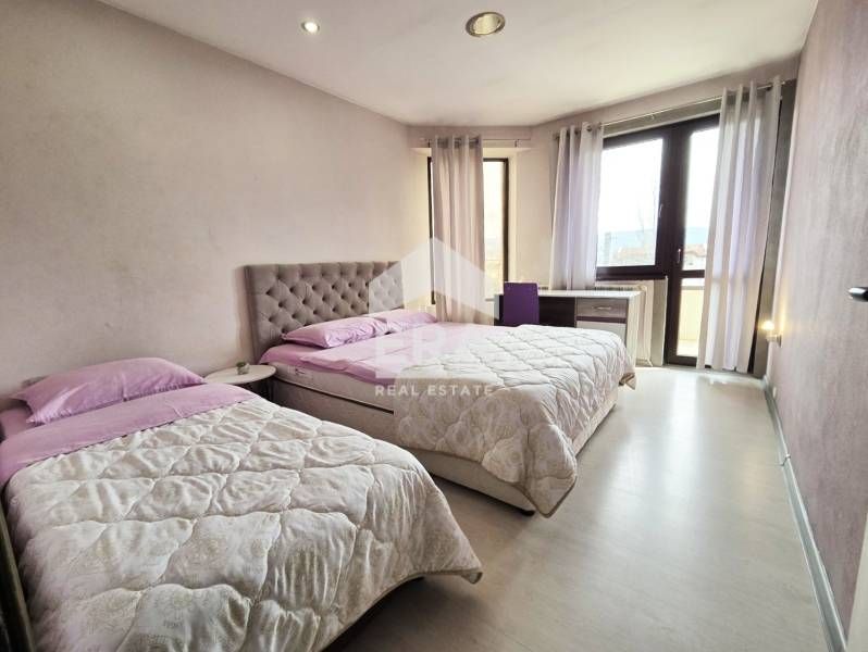 Луксозна къща с футболно игрище и СПА зона в с. Покровник