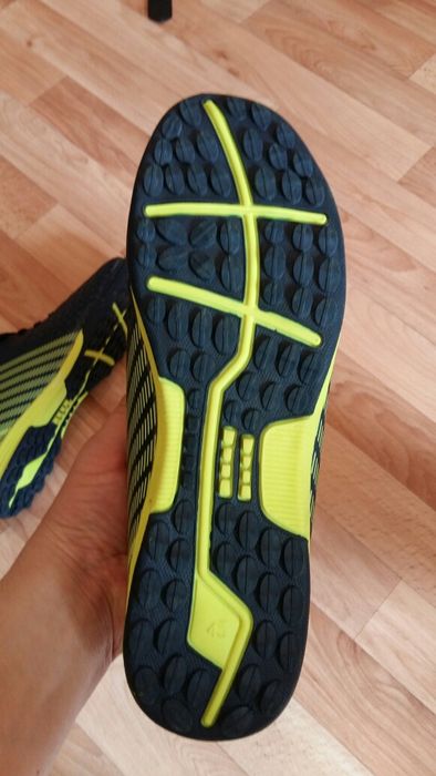 Продам кроссовки