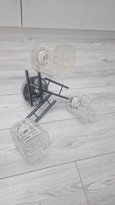 Люстра потолочная. Три лампы.