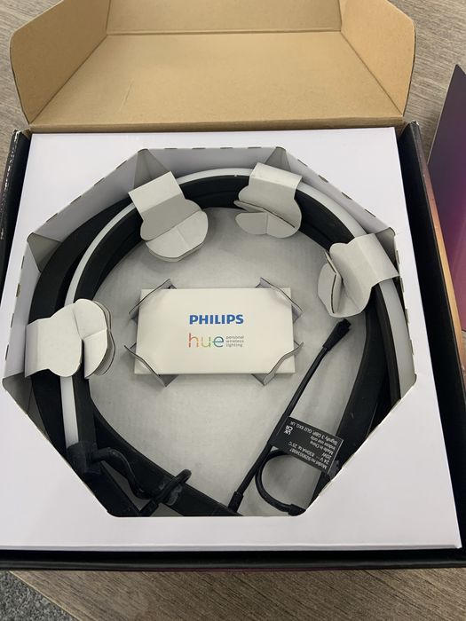 Acest Philips Hue Play Gradient Starter Kit este conceput special pentru monitoare de PC cu dimensiuni cuprinse între 24 și 27 de inci.