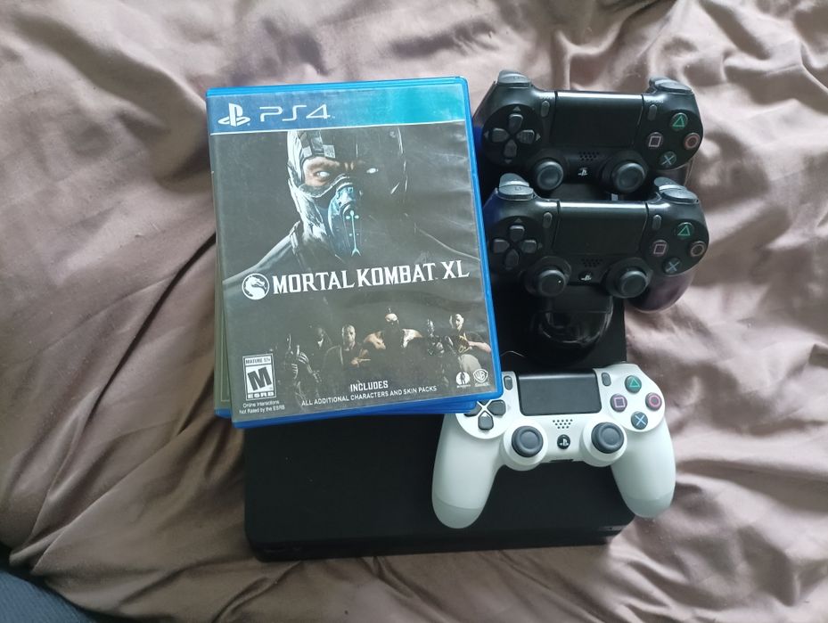 Продам PS4 Slim 1TB в отличном состоянии