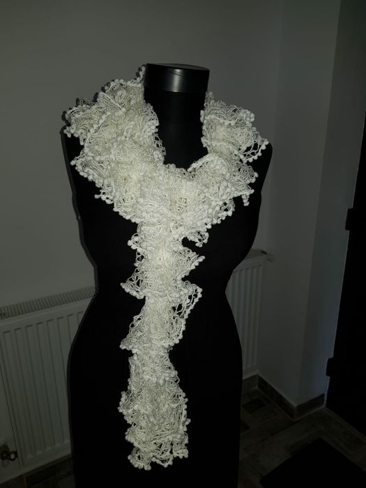 Fular alb lucrat de mana