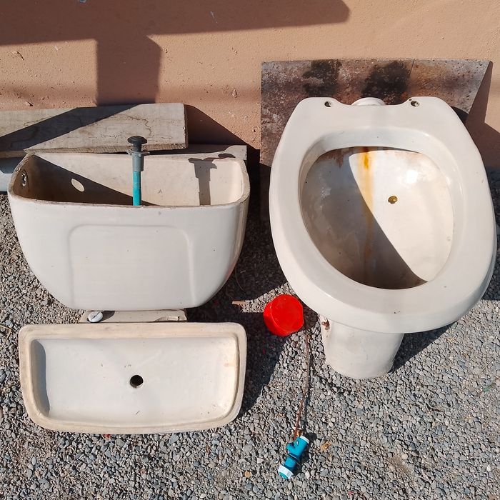 Унитаз б.у сотилади