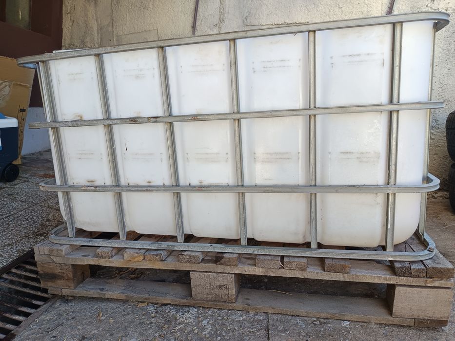 Съд за течности с отвор за източване