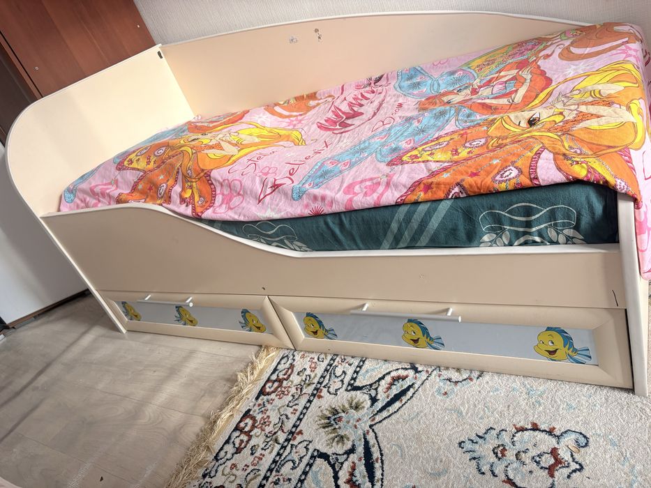 Кровати и диван в детскую