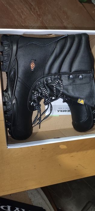 Работни обувки - чисто нови.