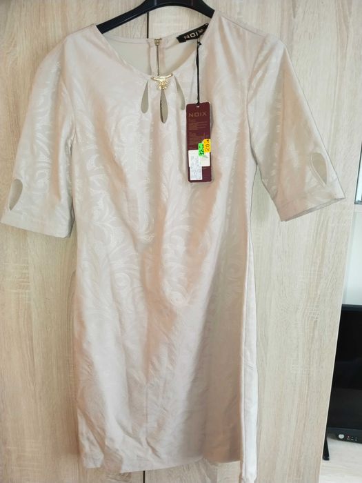 Продавам дамска рокля , нова, с етикет