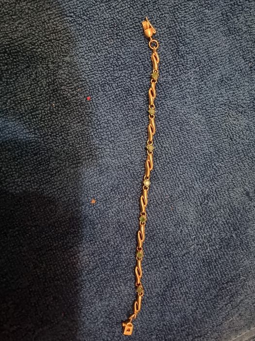 Златна гривна със смарагд