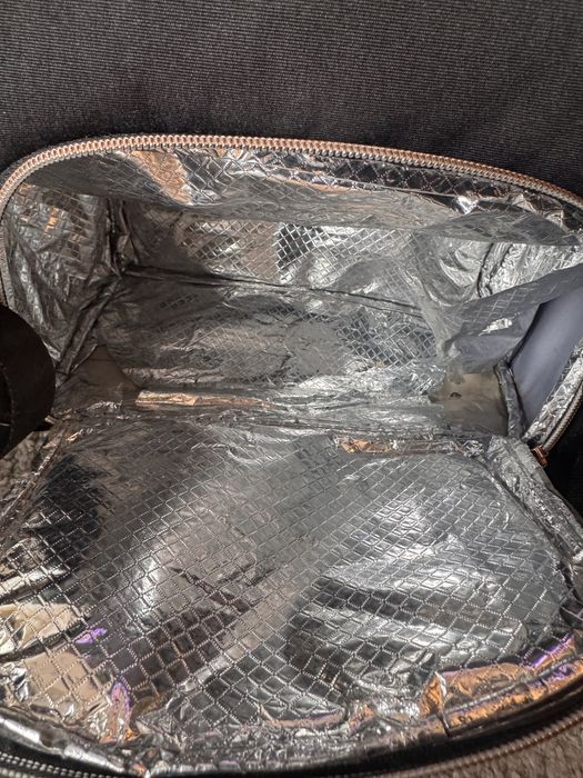 Vand rucsac cu compartimentare termica.