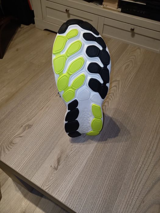 Vând pantofi sport New Balance model nou 2025 mărimea 44