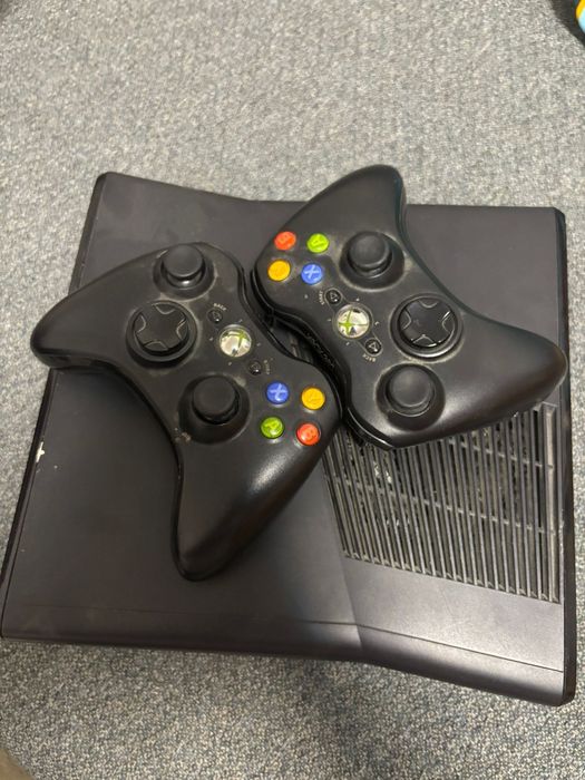 Vând Xbox 360 12 jocuri