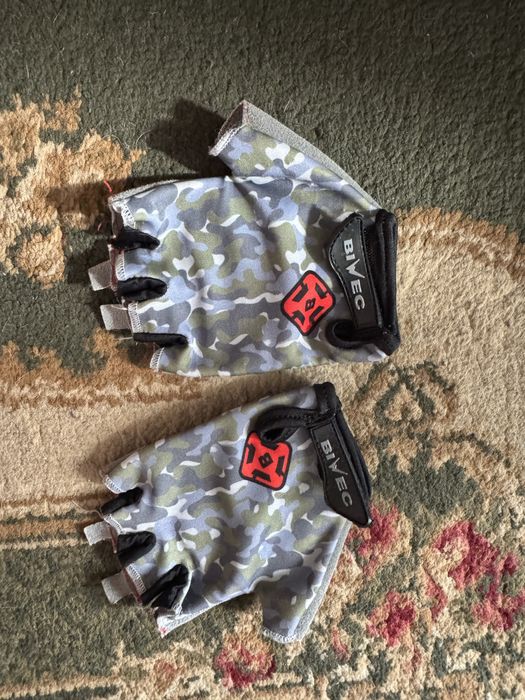 Велосипедные шлема, перчатки