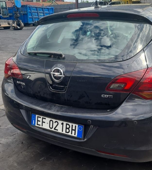 Dezmembrez opel astra j
