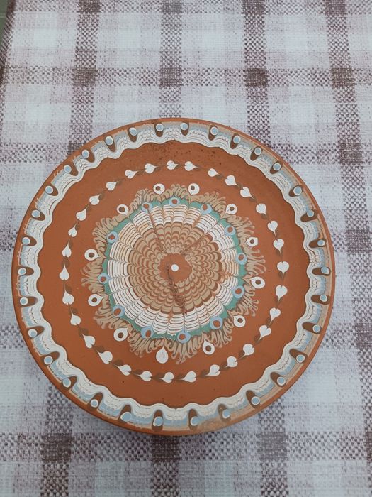 Керамични чинии и големи, стари заготовки