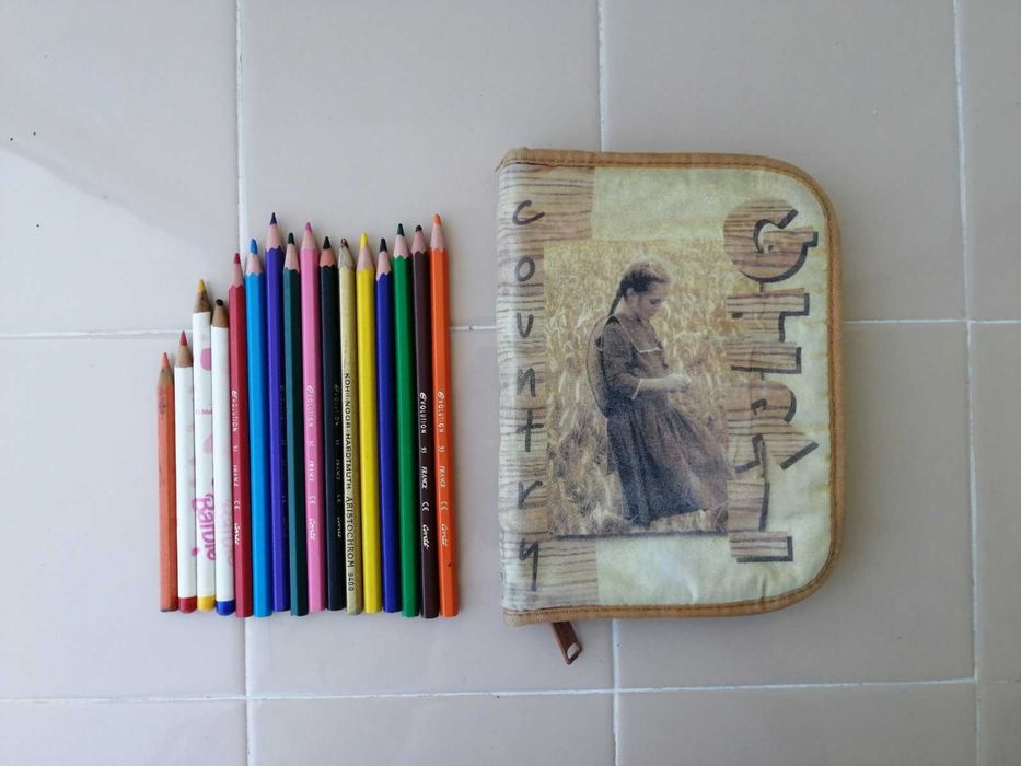 Цветни моливи с несесер