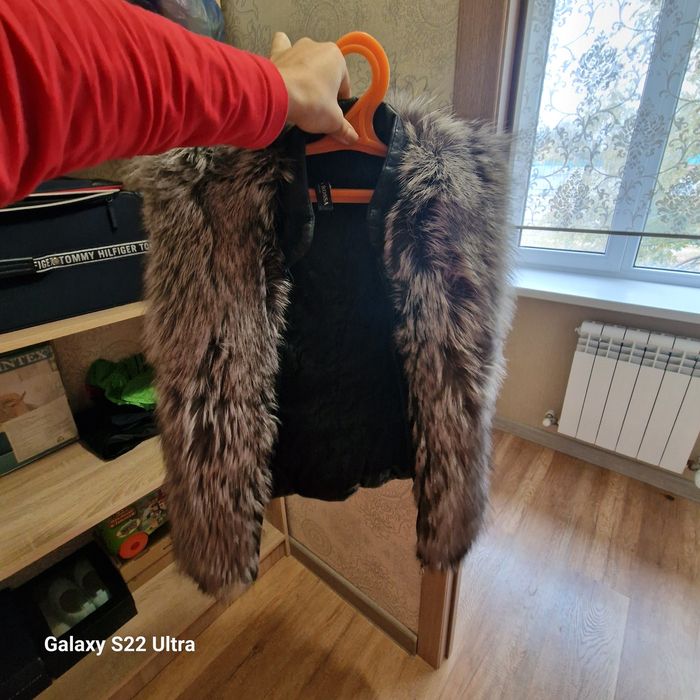 Продам безрукавку с натуральным мехом.Цена 30000