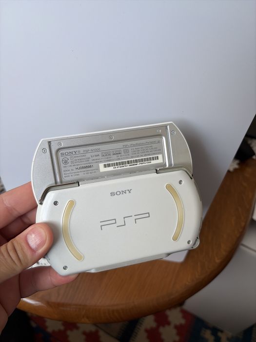 Sony PSP go 16 gb alb in cutie stare exemplara in cutie & accesorii
