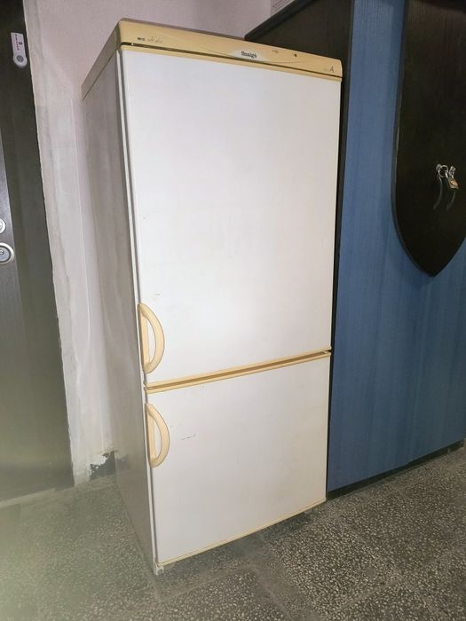 Хладилник с фризер Снаиге