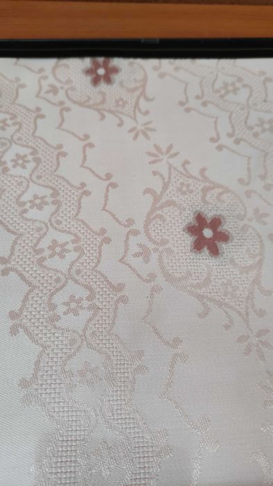 Луксозни немски покривки за кръгла маса с бродерия