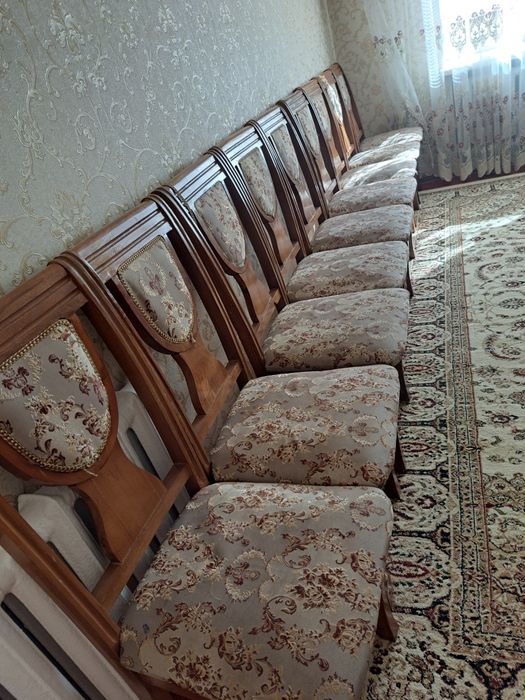 Стулья, стол 3-3,5метра, ,шторы