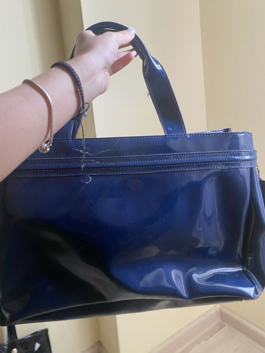 Geantă Armani Jeans bleumarin lucios – modernă & practică