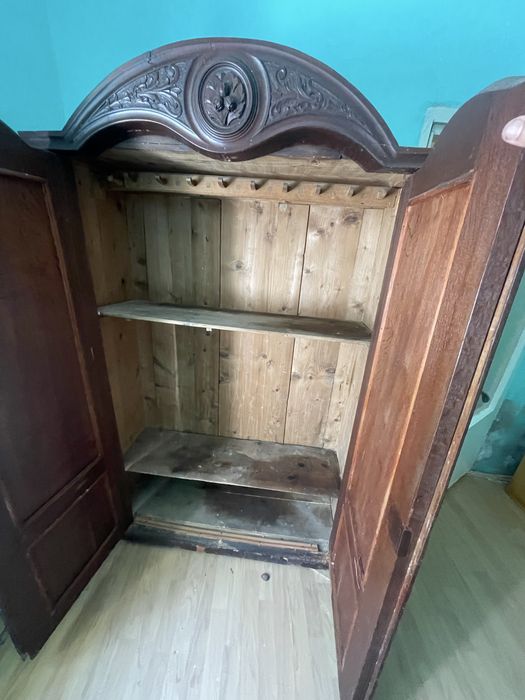 Dulap vechi de peste 100 ani