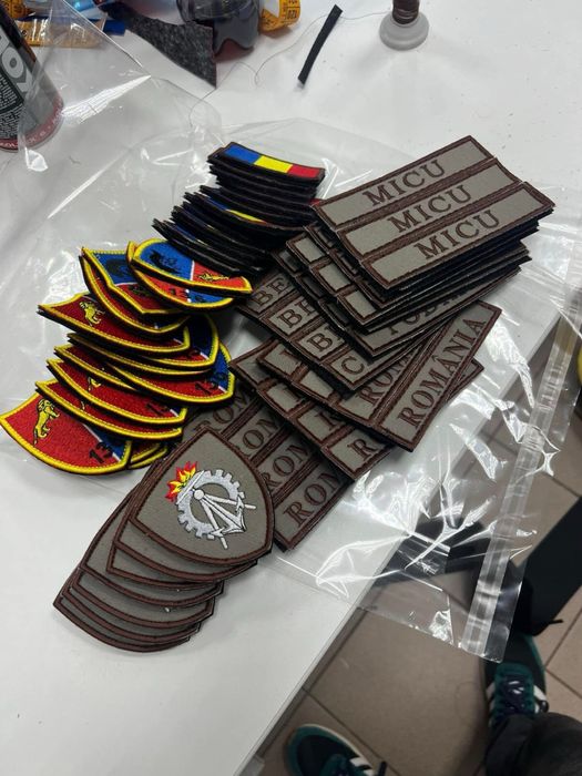 Embleme militare sau custom la comanda