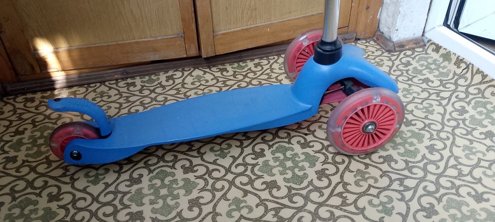 Самокат Scooter трёхколёсный.