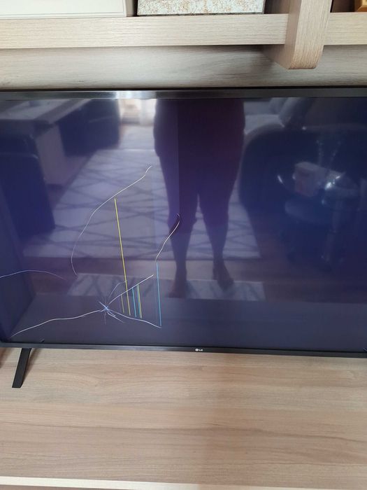 Vand pentru piese:TV LG cu ecran spart