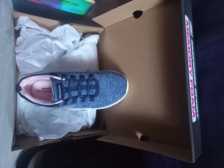Adidasi skechers