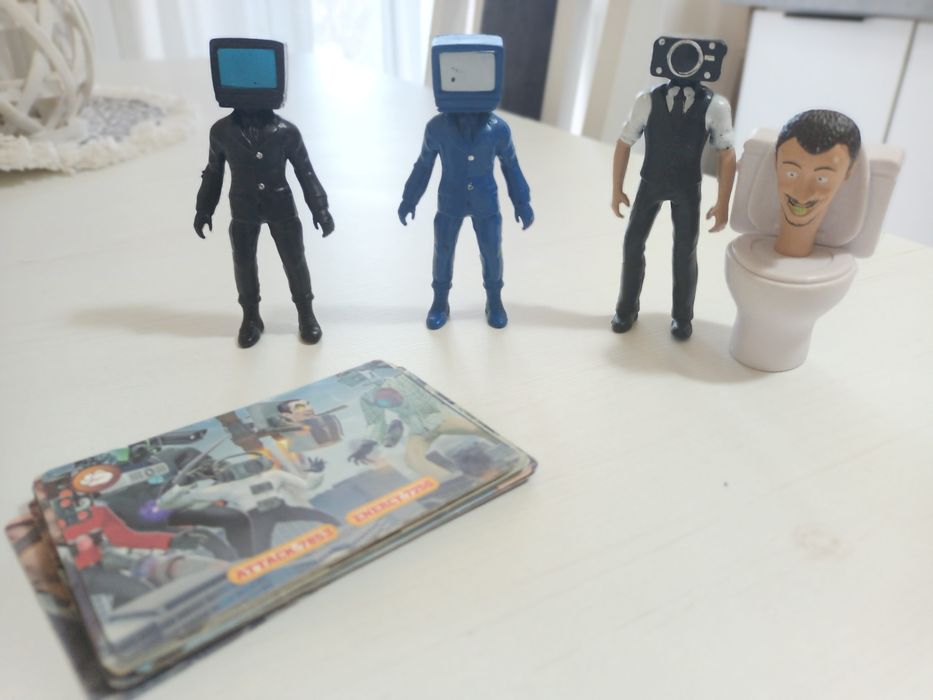 Tricouri, figurine si cartonase Stumble Guys și Skibidi toilet