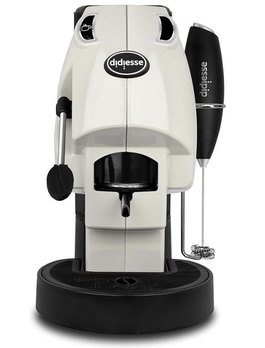 Cafetieră cu tel pentru spumarea laptelui și suport pentru capsule