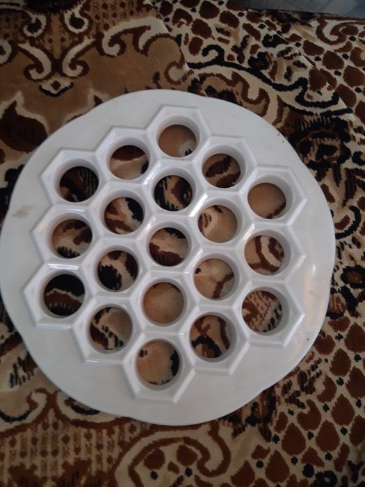 Приспособление для лепки пельмений