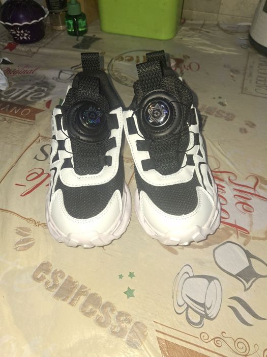 Продам детские кроссовки