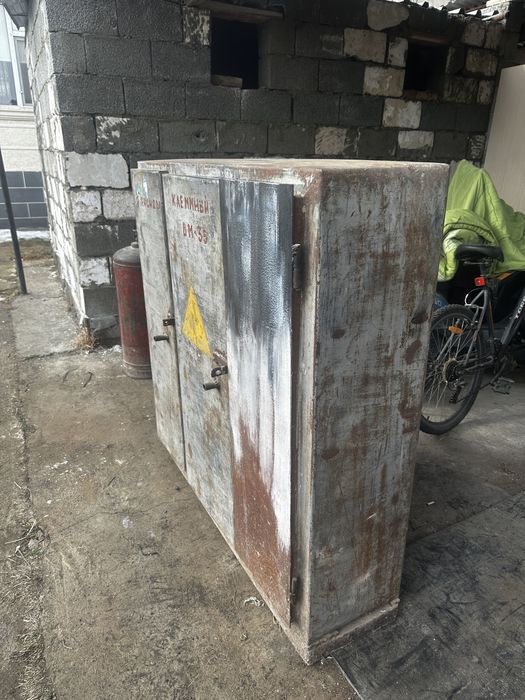 Железный сейф шкаф для мастерской