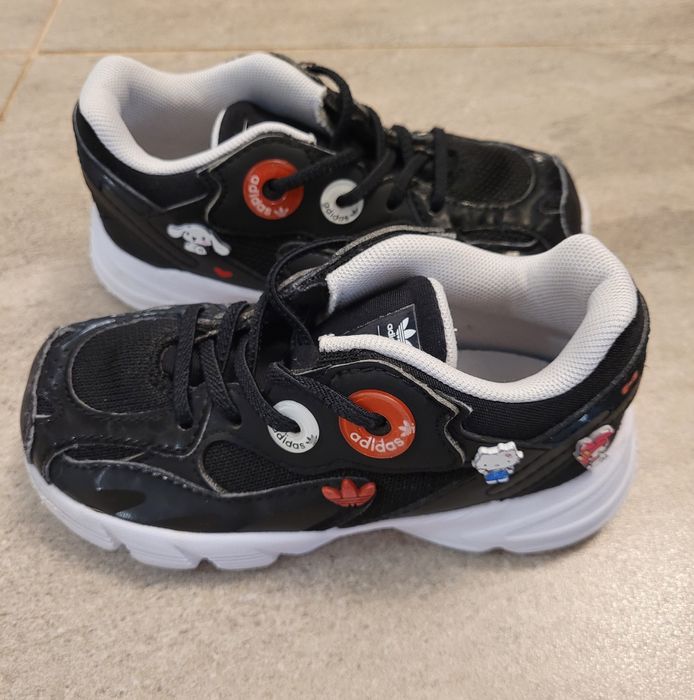 Vând Sneakersi Adidas Originals Hello Kitty, măsura 25