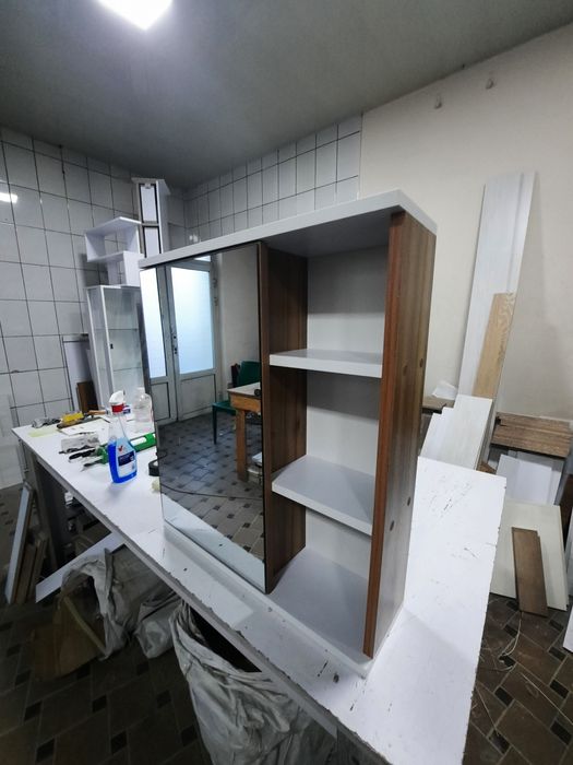 Vannaxonaga mo‘ljallangan oynali shkaf — zamonaviylik va funksionallik