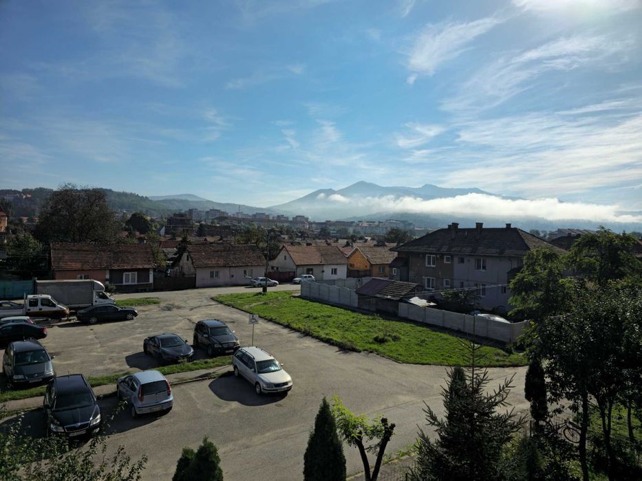 Garsoniera renovată, mobilată, de vânzare, în Petroșani, strada Dacia.